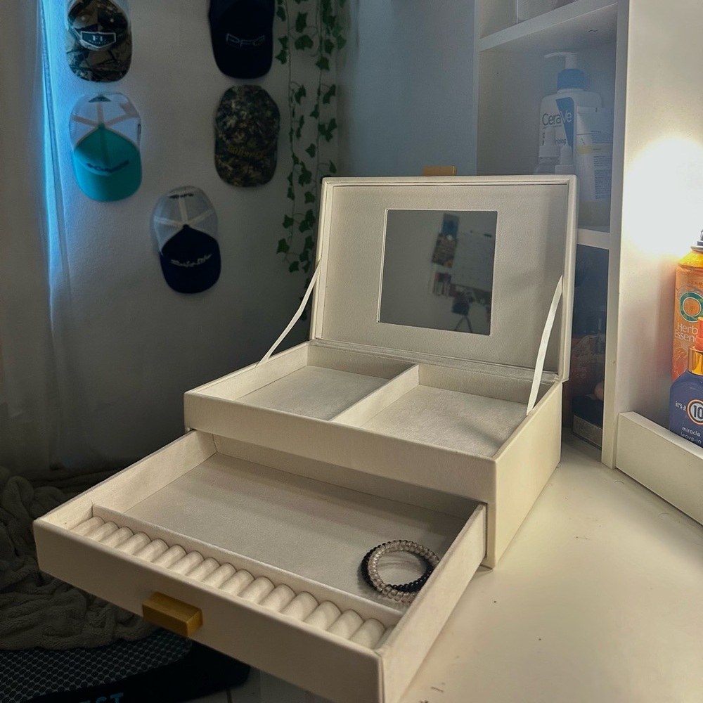 Jewelry box